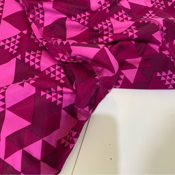 61. ⭐️Old Navy Active Pink Geometric Leggings - Picture 9 of 9
